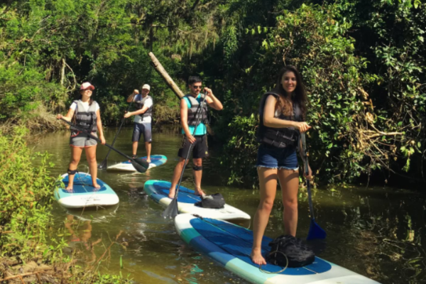 MULHERES ANDAM DE STAND UP PADDLE